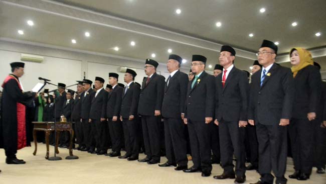 DILANTIK: 45 politisi dari 8 parpol saat mengucapkan sumpah/janji sebagai anggota DPRD Bondowoso periode 2019-2014 di Gedung DPRD setempat pada 23 Agustus 2019. (ido)